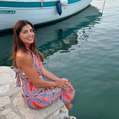 Σταματίνα Τσιμτσιλή: Bόλτα σε λιμανάκι της Πάρου με τα παιδιά της