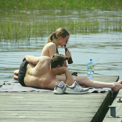 Beer Tanning: Το viral trend στο TikTok & όσα πρέπει να σκεφτείς αν επιλέξεις να μαυρίσεις με μπύρα