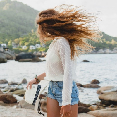 Τα μαλλιά σου αφυδατώνονται το καλοκαίρι; Πες «ναι» στα οφέλη που τους προσφέρει το υαλουρονικό οξύ!