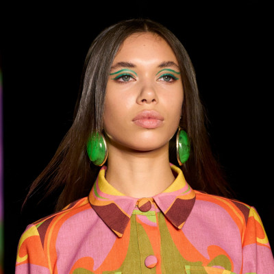 Τα colourful eyeliners είναι μία καλοκαιρινή τάση που θα σου φτιάξει αμέσως τη διάθεση