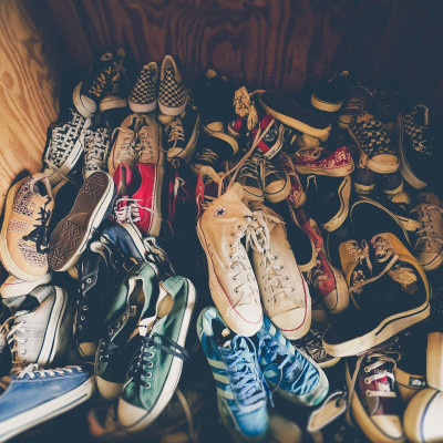 Ξέβαψαν τα πάνινα παπούτσια σου στον ήλιο; Ο εύκολος τρόπος να τα βάψεις μόνη σου στο σπίτι