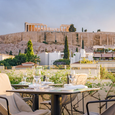 Προσεγμένη κουζίνα, διεθνείς οινικές ετικέτες και κορυφαία cocktails 289 μέτρα από την Ακρόπολη