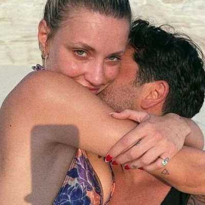 Μάστορας-Καλληφώνη: Απολαμβάνουν τον έρωτά τους στη Σαντορίνη