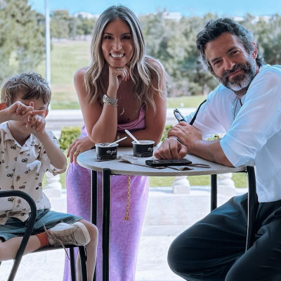 Η Αθηνά Οικονομάκου γιόρτασε τα 41α γενέθλια του Φίλιππου Μιχόπουλου με ένα υπέροχο blazer dress