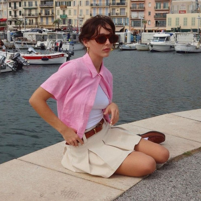 Η Emma Chamberlain μας βάζει σε back to school mood με τα καλύτερα preppy looks του φθινοπώρου