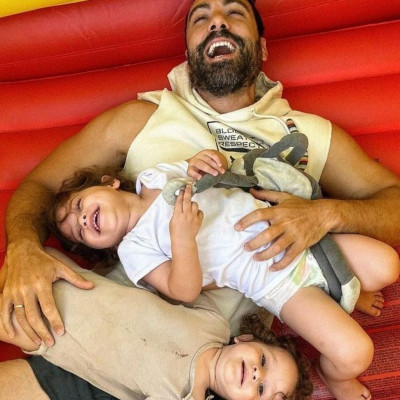 Σάκης Τανιμανίδης: Διαβάζει παραμύθι στις δίδυμες