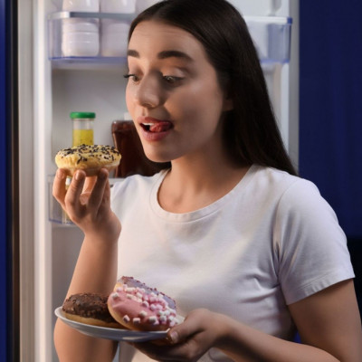 Τι συμβαίνει στο σώμα σου όταν τρως αργά βραδινό κάθε βράδυ