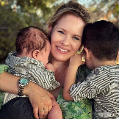 Μπραντ: Με ολόσωμο μαγιό 4 μήνες μετά τον ερχομό του δεύτερου γιου της