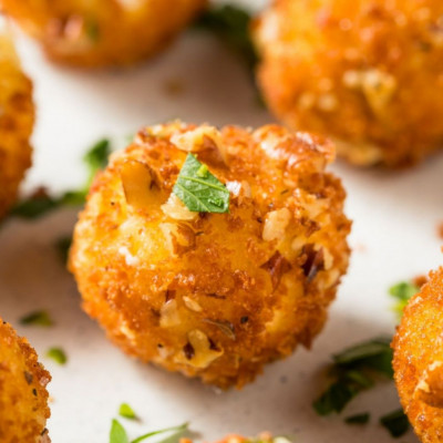 Εύκολη συνταγή για τυρομπαλίτσες με τέσσερα υλικά