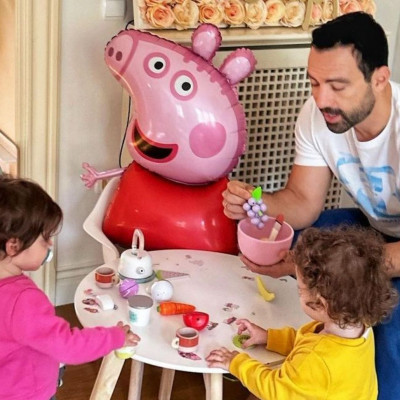 Σάκης Τανιμανίδης: Τα πάντα για τις κόρες του – Φόρεσε αυτιά λαγού