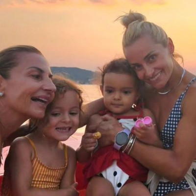 Βασιλική Μιλλούση: Αγκαλιά με τις κόρες και τη μητέρα της