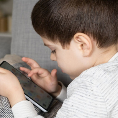 Πόσο καθυστερεί την ανάπτυξη των παιδιών ο χρόνος μπροστά στις οθόνες