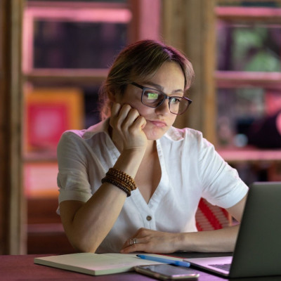 Τα ζώδια που ξενερώνουν με τη δουλειά τους αν απολυθεί ο κολλητός τους