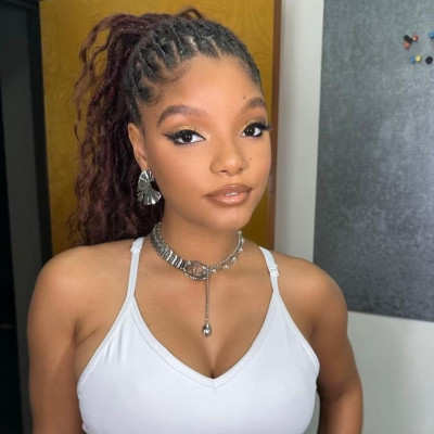 Tα clear nails της Halle Bailey είναι το πιο Ιnstagrammable μανικιούρ αυτό το φθινόπωρο