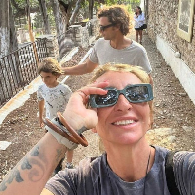 Ρέβη -Τότσικας: Οι καλύτερες στιγμές τους με τα παιδιά στην Τήνο