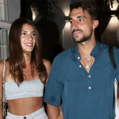 Κατσούλης-Ρουμελιώτη: Πιασμένοι χέρι-χέρι στα στενά της Μυκόνου