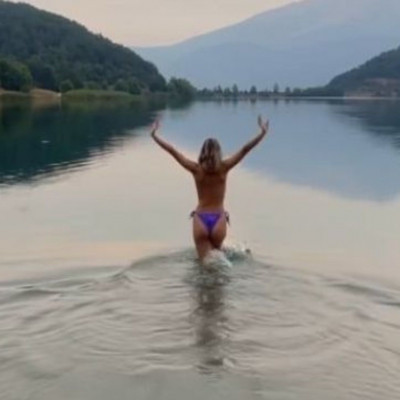 Ανδριολάτου: Aπολαμβάνει τη βουτιά της στη λίμνη Δόξα... topless!