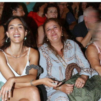 Κωνσταντινίδου-Χάνου: Μαμά και κόρη σε βραδινή έξοδο για θέατρο!