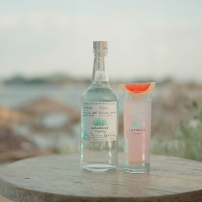 Casamigos: Η τεκίλα των φίλων που έδωσε ξεχωριστή γεύση στις στιγμές μας και αυτό το καλοκαίρι