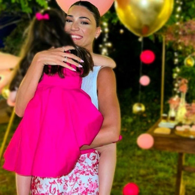 Ήβη Αδάμου: Back to school με φλοράλ φόρεμα και faux leather κορδέλα στα μαλλιά η μικρή Ανατολή