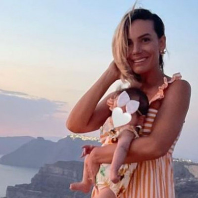 Ιωάννα Μαλέσκου: Αγκαλιά με την 4 μηνών κόρη της