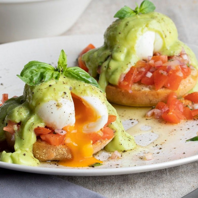 Άκης Πετρετζίκης: Μεσογειακά αυγά Benedict