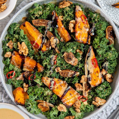 Άκης Πετρετζίκης: Σαλάτα με kale και γλυκοπατάτες