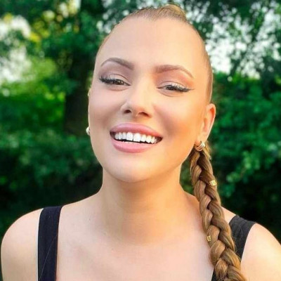 Στη μάχη καστανού - ξανθού για τη Λάουρα Νάργες νικητής ήταν το καστανό: Η νέα αλλαγή στα μαλλιά