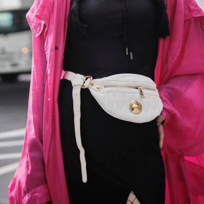 Belt bag: Η τσάντα μπανάνα επιστρέφει και έχουμε τις 5 top επιλογές της αγοράς