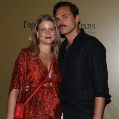 H εγκυμονούσα Δανάη Μιχαλάκη σε έξοδο με τον σύζυγό της