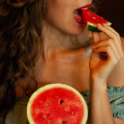 Οι 5 top τροφές που μας κάνουν να φαινόμαστε νεότερες και προλαμβάνουν τις ρυτίδες