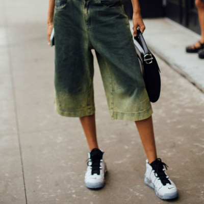 Ο καλύτερος οδηγός αγοράς για τα old school sneakers που θα φορέσουμε φέτος παντού