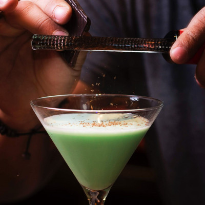 Τα βραβευμένα μπαρ Drink Kong και Red Frog προσγειώνονται για ένα βράδυ στην αθηναϊκή ριβιέρα