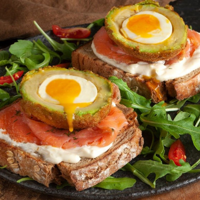 Άκης Πετρετζίκης: Τραγανό αβοκάντο με αυγό