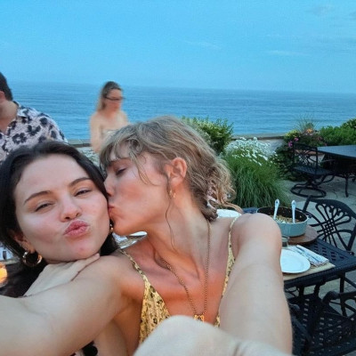 Selena Gomez & Taylor Swift απέδειξαν τι σημαίνει #friendshipgoals με δύο selfie φωτογραφίες