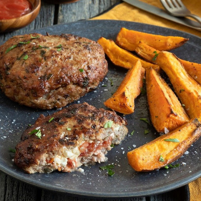 Άκης Πετρετζίκης: Μπιφτέκια γεμιστά με ντομάτα και φέτα