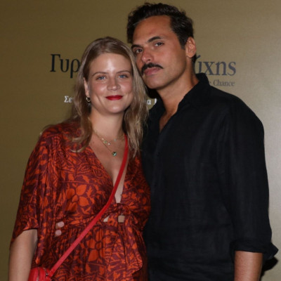 Η παραλία-Μιχαλάκη: Ποζάρει σε προχωρημένη εγκυμοσύνη στα γυρίσματα