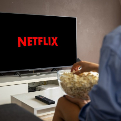 Dream job! To Netflix δίνει 2.500 δολάρια για να δεις σειρές back-to-back και να τις βαθμολογήσεις