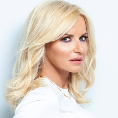 Μαρία Μπεκατώρου: Ποζάρει στην παραλία με κόκκινο μπικίνι