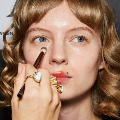 8 concealers που θα απομακρύνουν τους μαύρους κύκλους και την κούραση από το βλέμμα σου