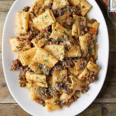 Άκης Πετρετζίκης: Ριγκατόνι με μοσχαρίσια μάγουλα μπρεζέ