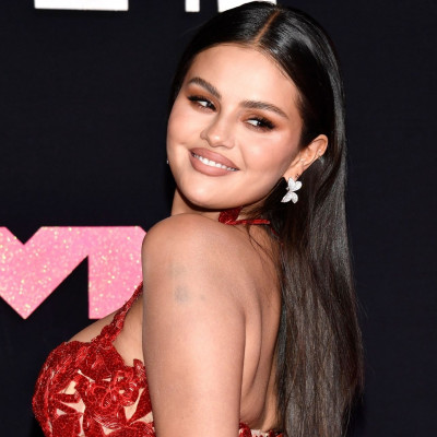 Η Selena Gomez φόρεσε το underwear as outwear trend στο Παρίσι