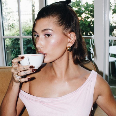 Το νέο «tartarooga manicure» της Hailey Bieber είναι η απόλυτη τάση του φθινοπώρου