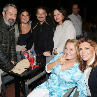 Τι ζούμε ρε; - Λαμπερές παρουσίες στην τελευταία παράσταση