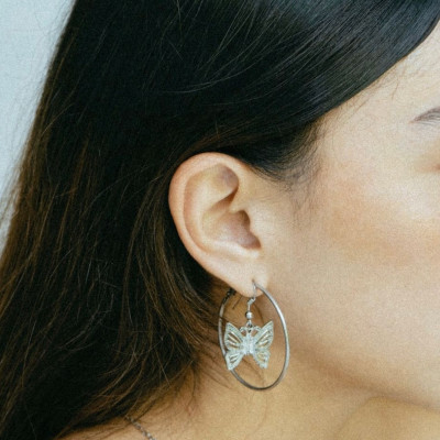 Οι καλύτεροι τρόποι για να βγάλεις το νερό από το αυτί σου (και γιατί «κολλάει» εκεί)