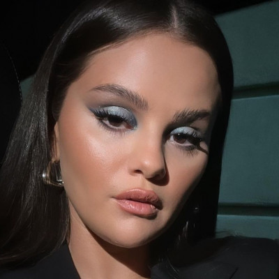 Η Selena Gomez σου δείχνει πώς να φορέσεις την silver σκιά για να λάμψεις