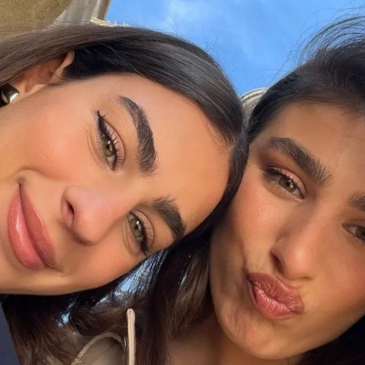 Η Χρύσα Μιχαλοπούλου καμάρωσε την αδερφή της Όλγα στην πρεμιέρα της «Ηλέκτρας»