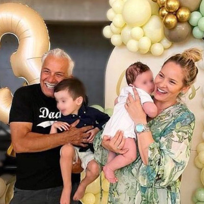 O Χάρης Χριστόπουλος προσέχει τα παιδιά όσο η γυναίκα του ταξιδεύει