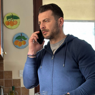 Ο Γιώργος Αγγελόπουλος επέστρεψε στη Γη της ελιάς και ετοιμάζεται να αποκαλύψει και άλλο μυστικό του