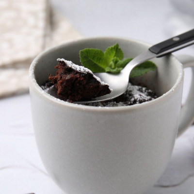 Σοκολατένιο κέικ στην κούπα με λίγες θερμίδες